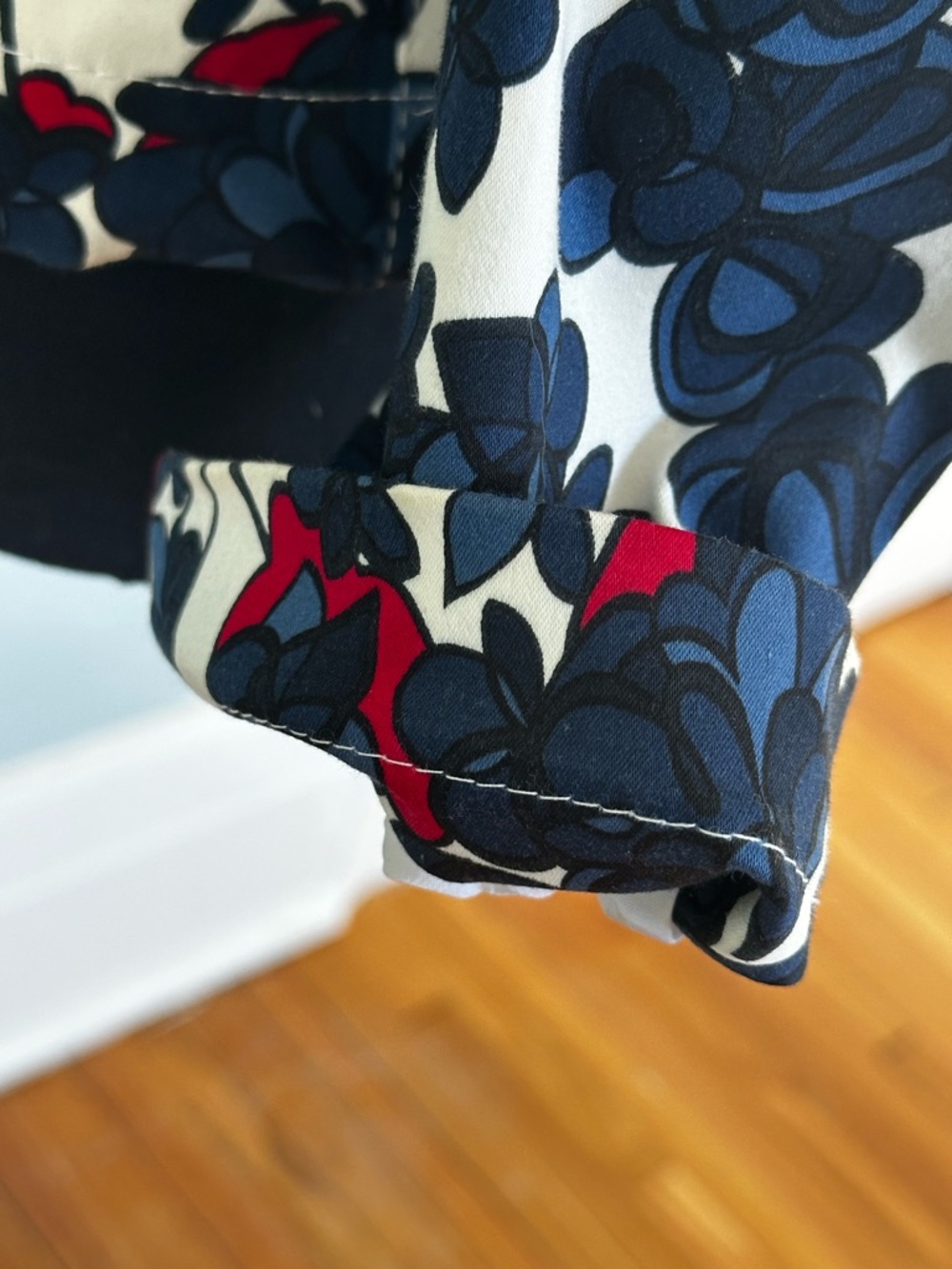 Chic Vintage Moschino Jeans White Cotton Blazer with Navy and Red Floral Print - Picture 12 of 16
